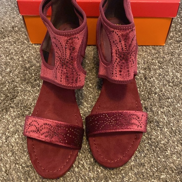 New York Transit Wine Velvet Beaded Open Toe Ankle Wedges sz 8.5 NIB - Picture 2 of 8